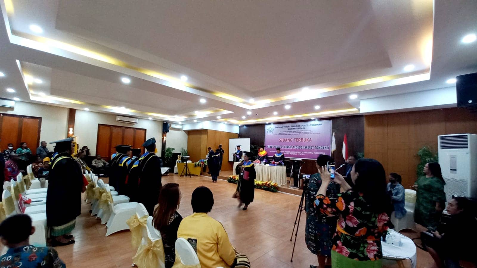 Prosesi wisuda 28 Mahasiswa STT Spirit Tondano Kelas Timika.