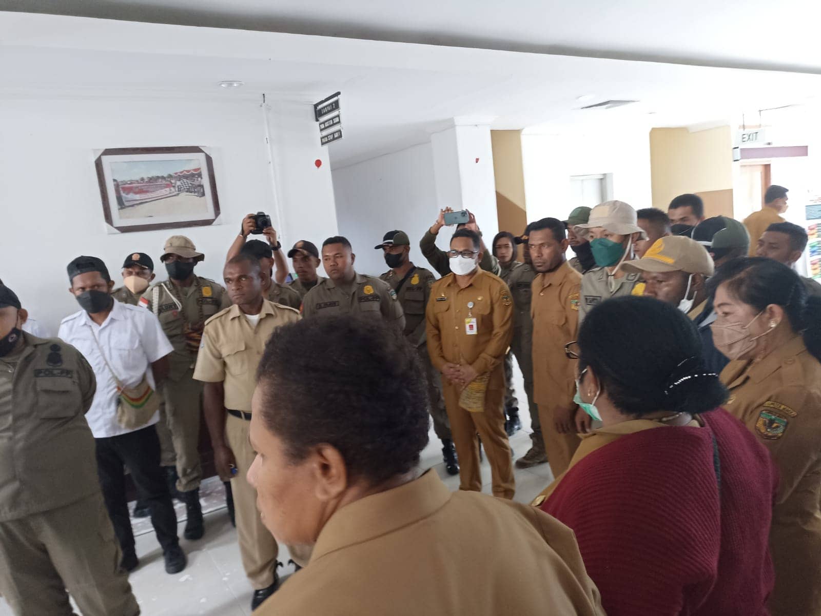 Sekda Mimika Michael Gomar saat menemui para perwakilan OKIA