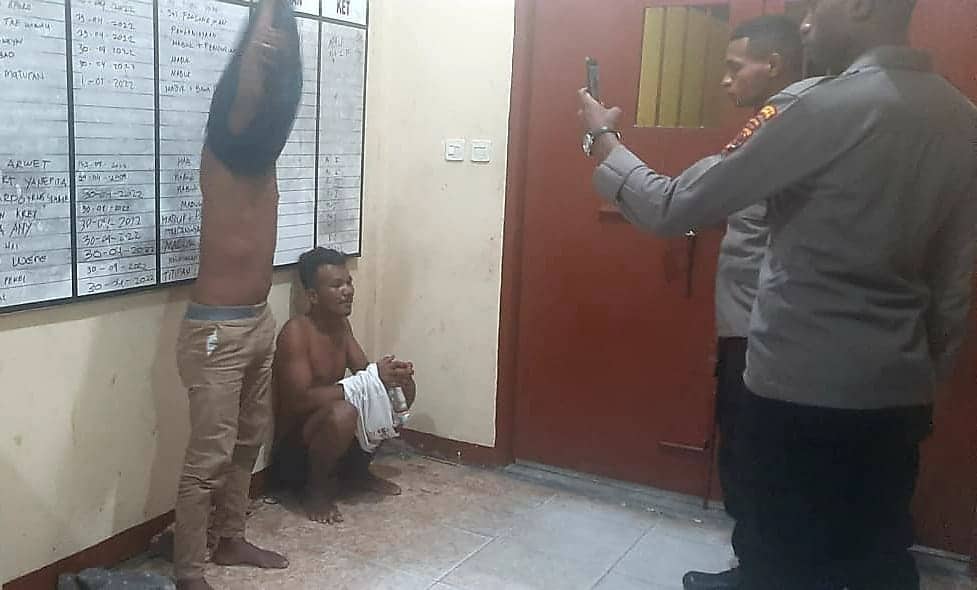 Ilustrasi berita Mimika: Tadi Malam, Geri Dipukul Dua Pria di Depan Bank Danamon Timika, Para Pelaku Dijebloskan ke Sel Polsek Miru
