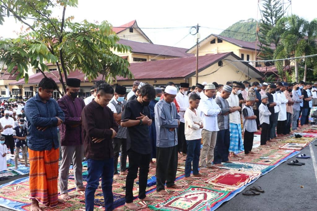 Ilustrasi berita Papua: Kapolda Papua Sholat Idul Fitri 1443 H Bersama Masyarakat, KH Umar : Moment Kemenangan Bagi Insan Beriman