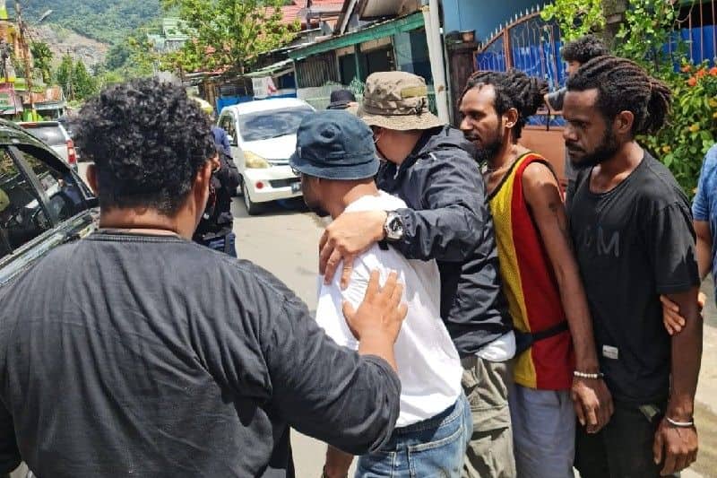 Ilustrasi berita Papua: Flashnews : Jubir Petisi Rakyat Papua Jefry Wenda Ditangkap di Jayapura