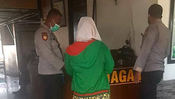 Mariana saat melapor ke Polsek Mimika Baru.