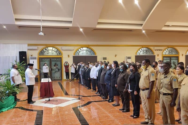 Gubernur Papua Barat Dominggus Mandacan melantikan 91 orang pejabat fungsional, administrator, dan pengawas di lingkungan Pemprov Papua Barat, Rabu (11/5/2022)