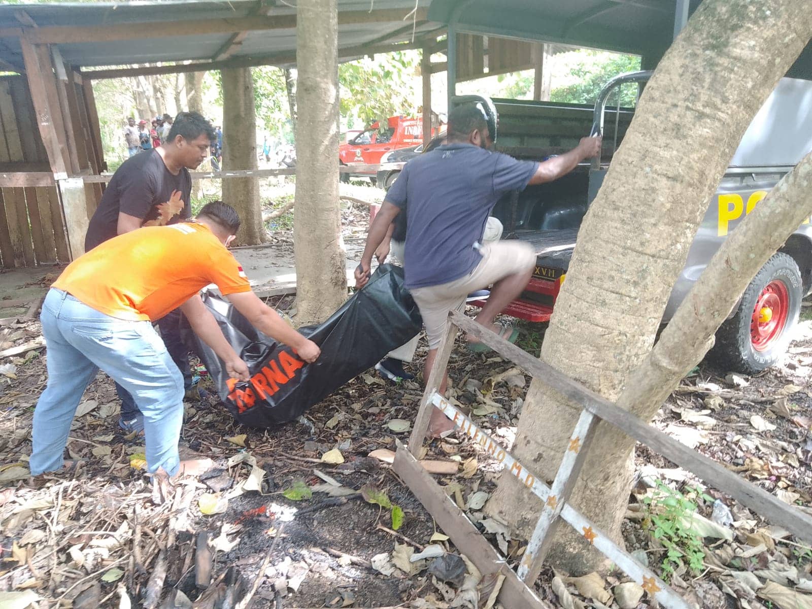 Tampak anggota saat melakukan evakuasi