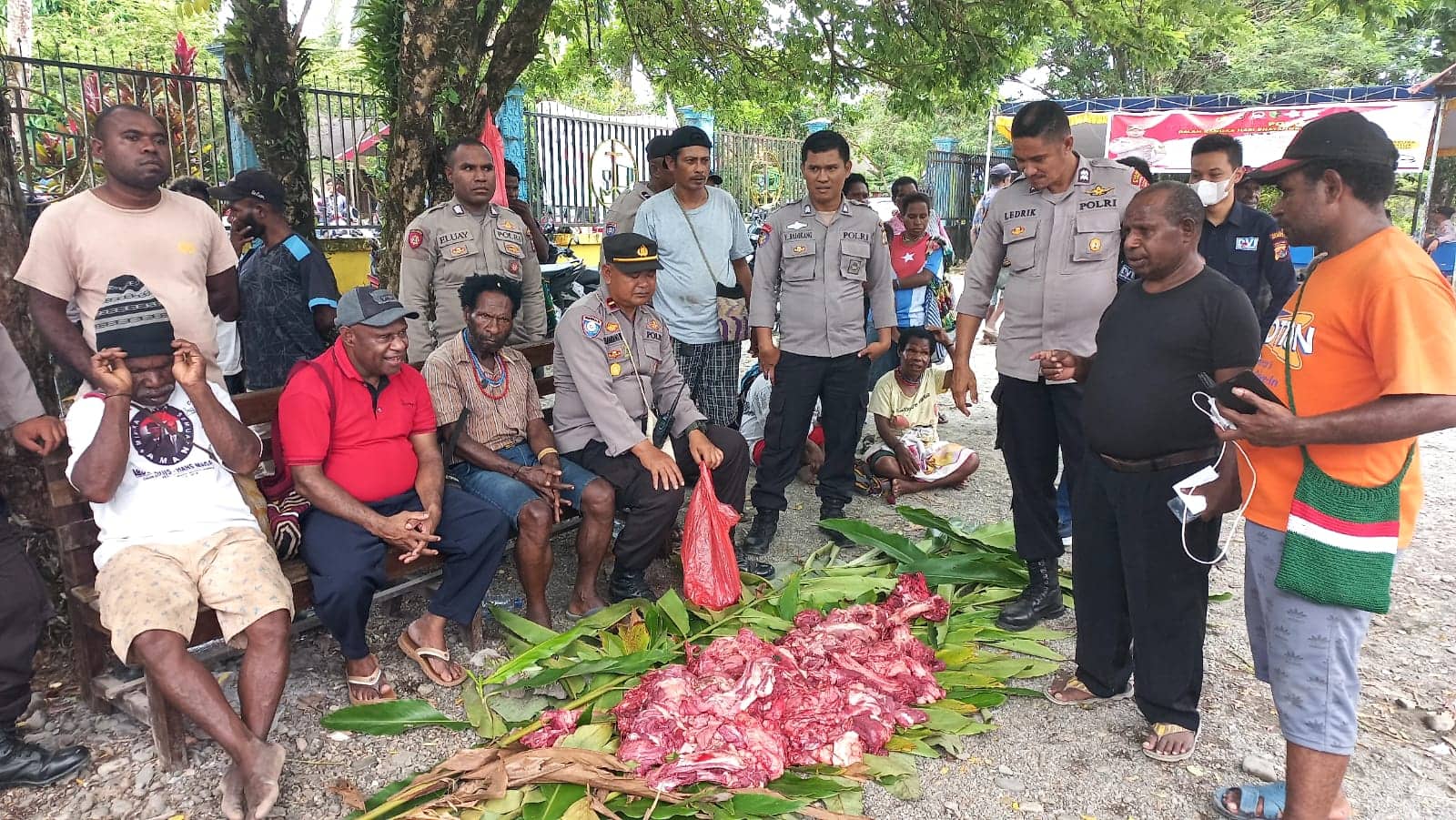 Ilustrasi berita Papua: 25 Personil Polsek Kwamki Narama Jaga Ribuan Jemaat GKII Gereja Bethel yang Gelar Bakar Batu