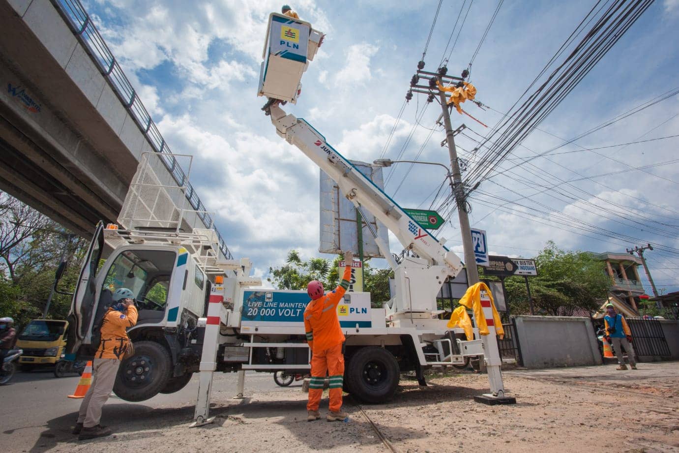 Petugas PLN sedang memperbaiki jaringan.