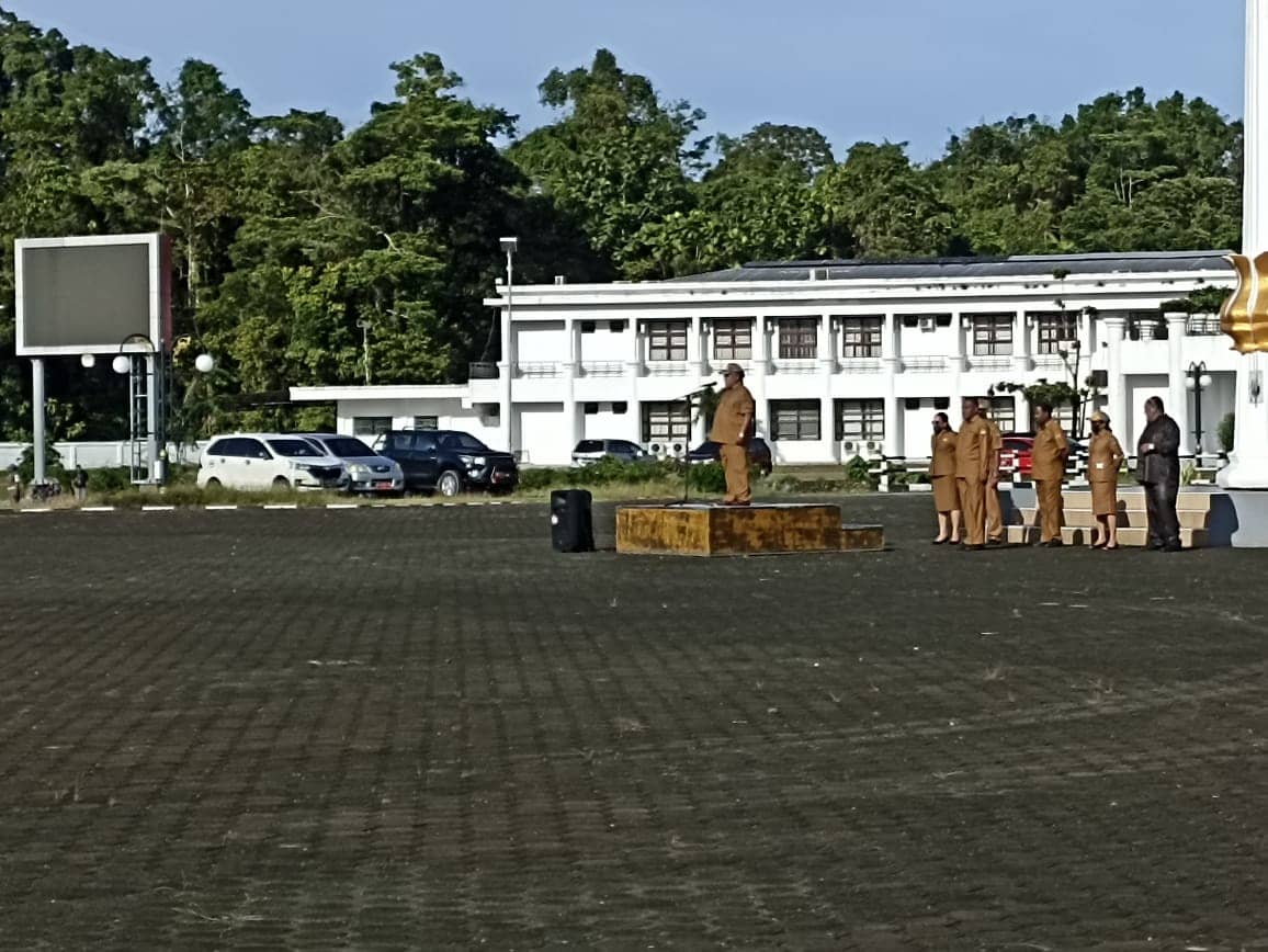 Bupati Mimika Eltinus Omaleng saat memimpin apel pagi.