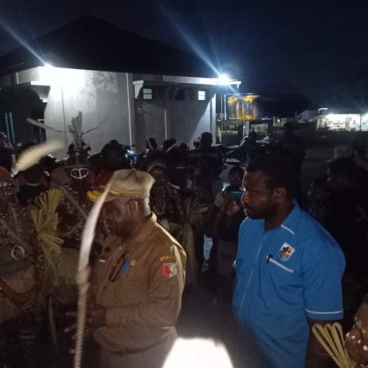 Wakili Bupati Boven Digoel, Asisten III Bid. Administrasi dan Umum, Marius Baterop didampingi Ketua KNPI Boven Digoel, Marthen Wambarop