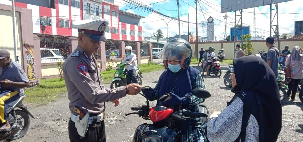 Ilustrasi berita Mimika: Gelar Operasi Patuh Cartenz, Satlantas Polres Mimika Himbau Warga Tidak Kenakan Sendal Jepit Saat Berkendara