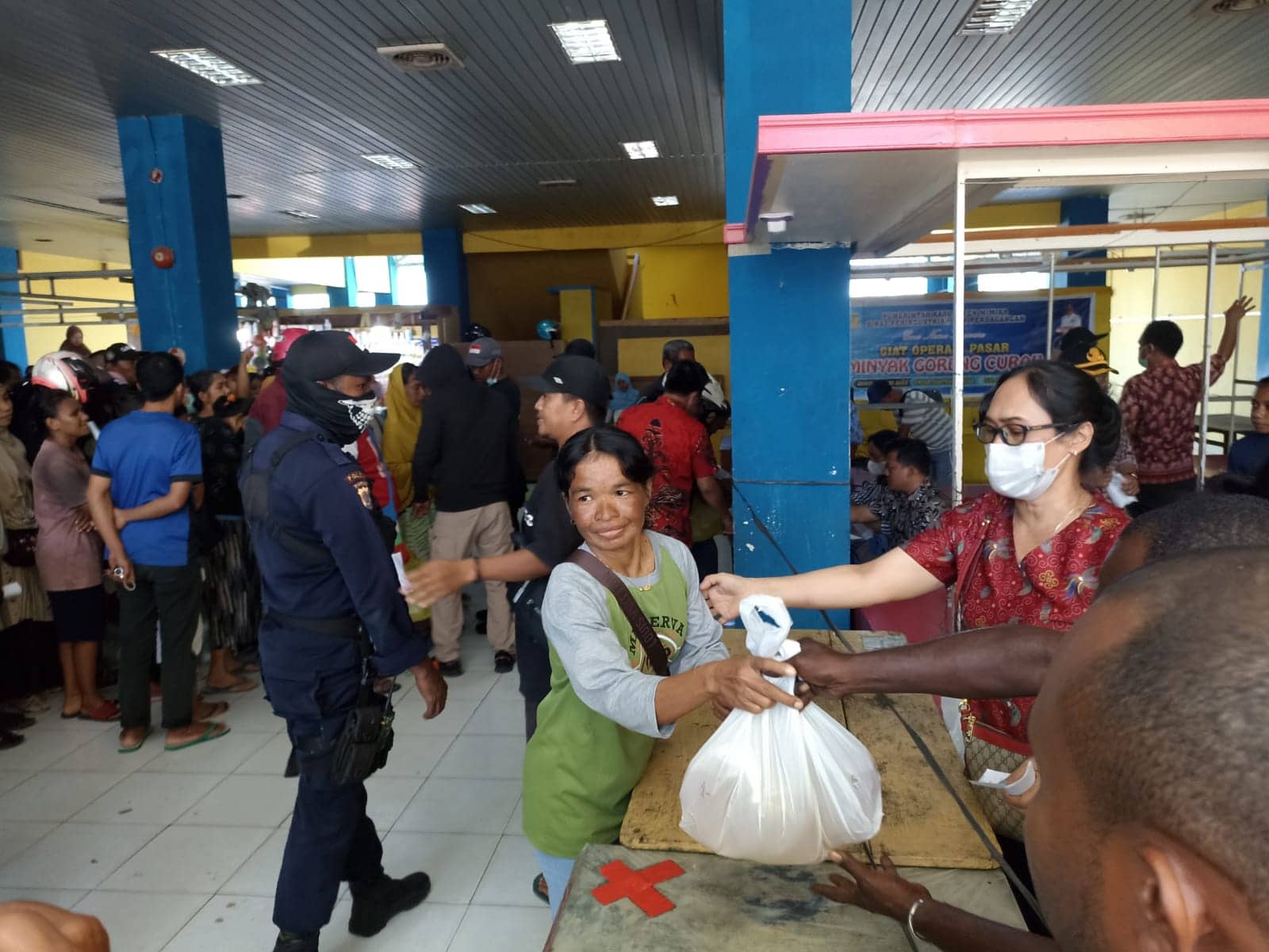Ilustrasi berita Mimika: Operasi Minyak Goreng Curah Rp 14.000 Per Liter di Pasar Sentral Timika, Warga Wajib Bawa KTP