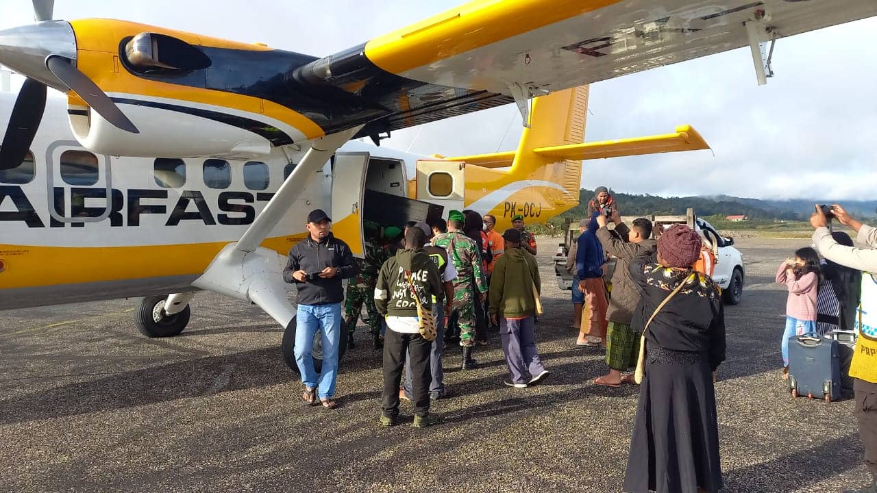 jenazah pedagang saat diterbangkan dari Deiyai ke Bandara Timika