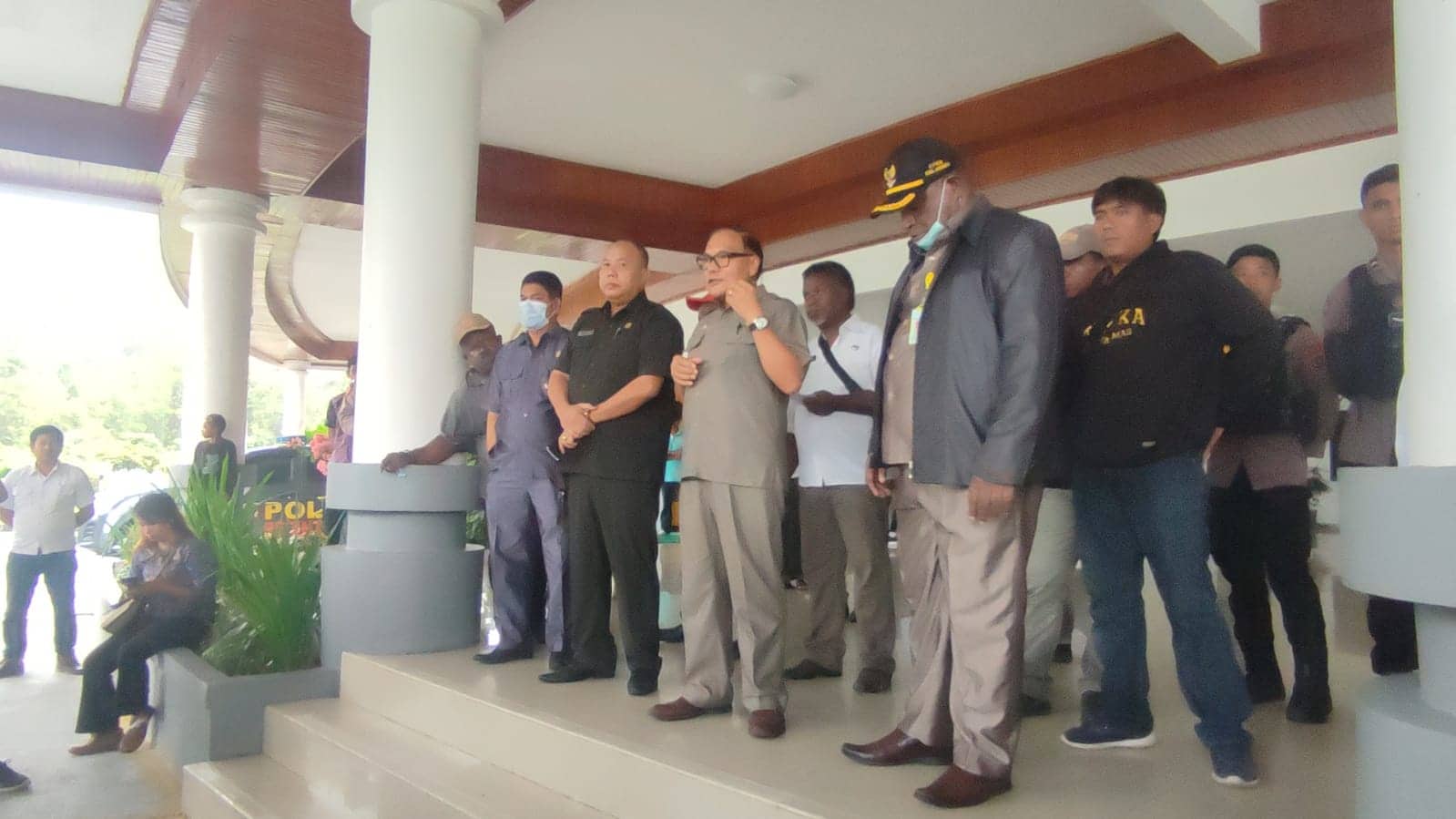 Ilustrasi berita Mimika: Honorer Kembali Demo di DPRD Mimika, John Thie : Dewan akan Undang Mantan Kepala BKDSDM Pertanyakan Ini