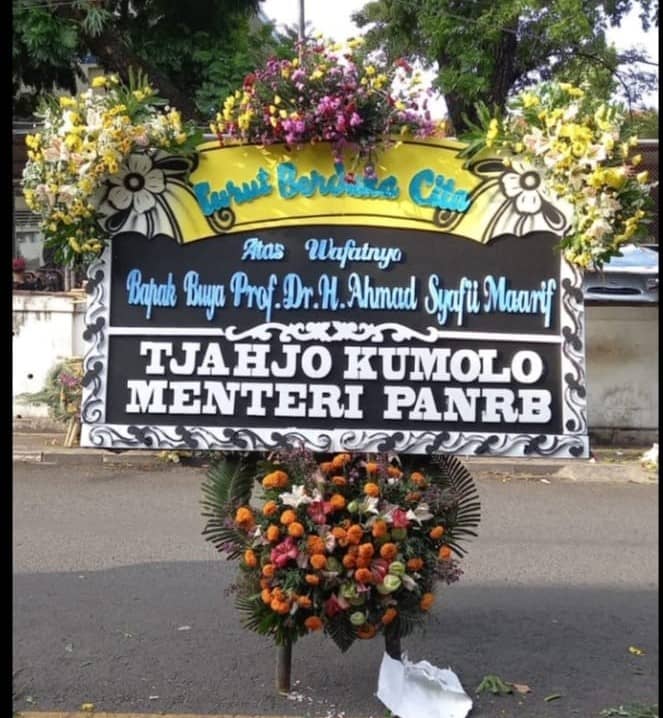 Foto: Twitter Salahsatu karangan bunga turut berdukacita yang diunggah di Twitter Nenpsn-RB, Tjahjo Kumolo.