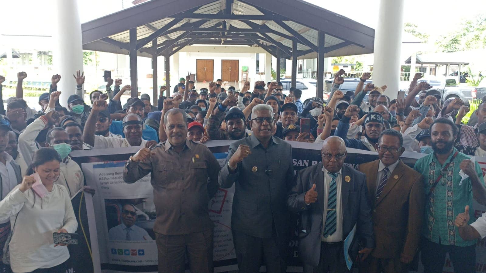 Foto: Febri Anggota DPRD Mimika dan Wakil Bupati Mimika saat menemui para honorer.