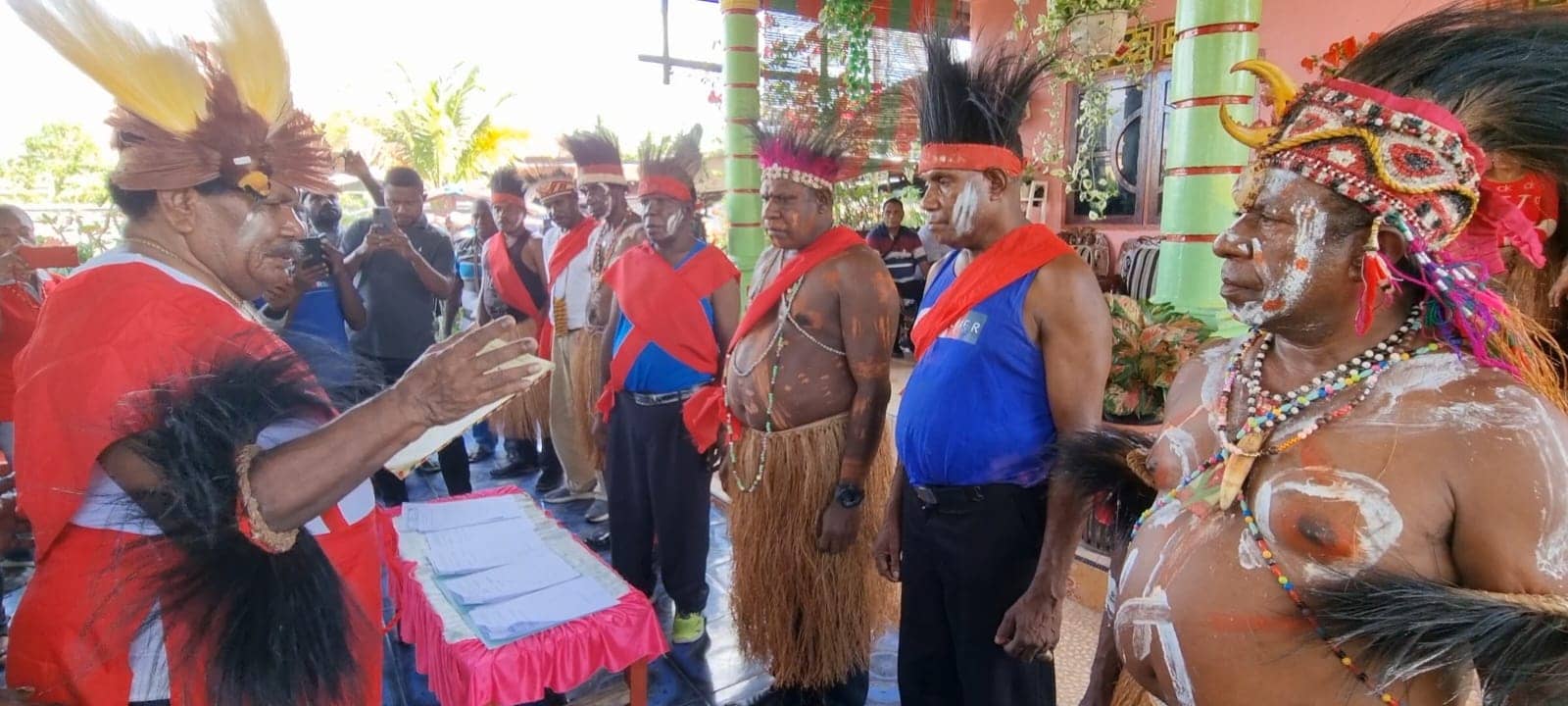 Ketua Bamus Lemasko Philipus Monaweyauw, SE MM saat melantik badan pengurus inti Lemasko periode 2022-2027, Selasa (28/6).