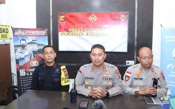 Foto: Dok. Kapolresta Jayapura Kota Kombes (Pol) Victor D. Mackbon didampingi Wakapolresta Jayapura sertacDanki BKO Brimob Nusantara ketika memberikan keterangan kepada media.