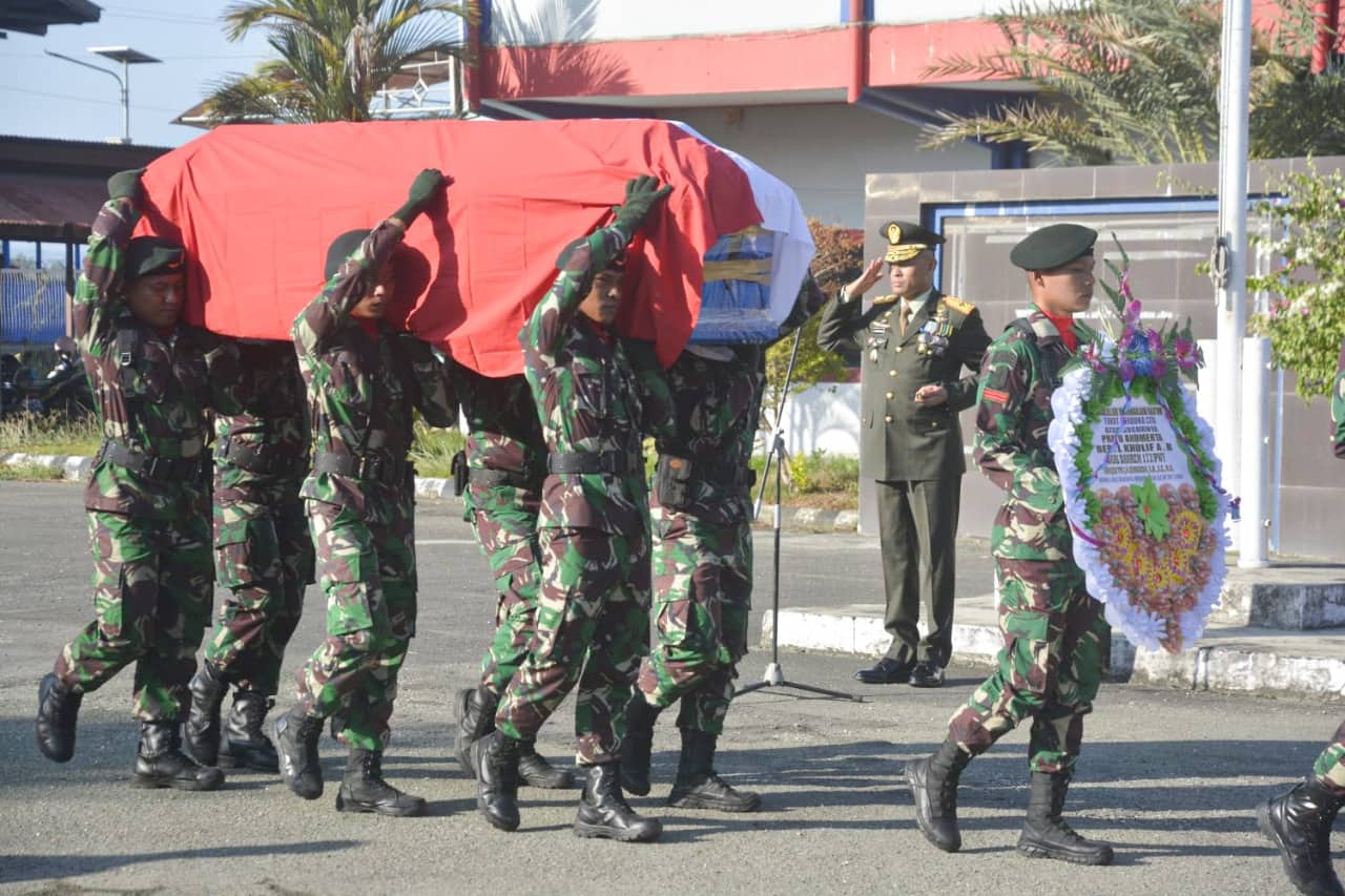 Ilustrasi berita Papua: Jenazah Pratu Anumerta Beryl, Korban Penembakan KKB di Kiwirok Diterbangkan ke Kediri