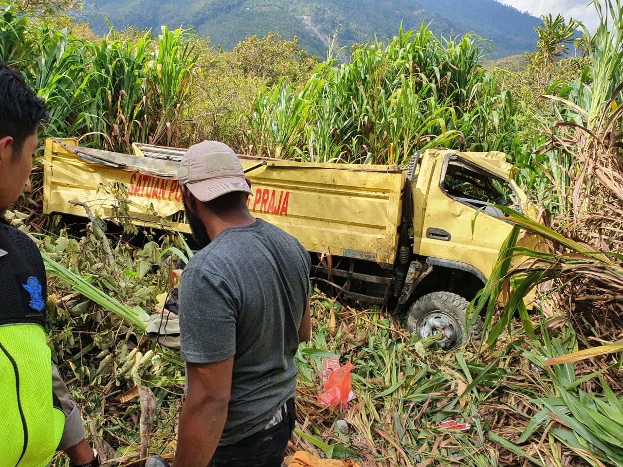 Caption, truk terlihat di dalam jurang
