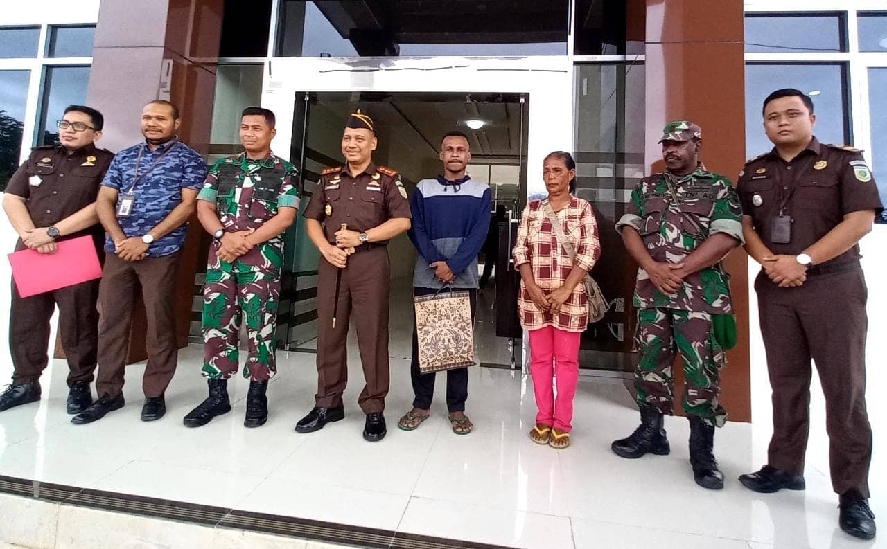 Foto bersama usai pembebasan tersangka.
