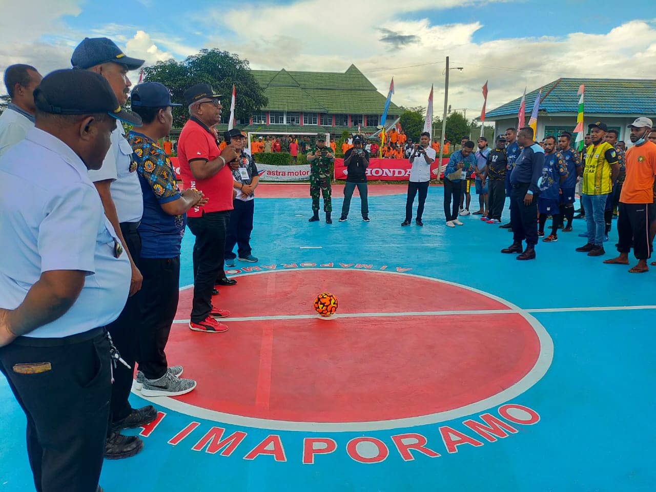 Wakil Bupati Mimika, Johannes Rettob saat membuka kegiatan.