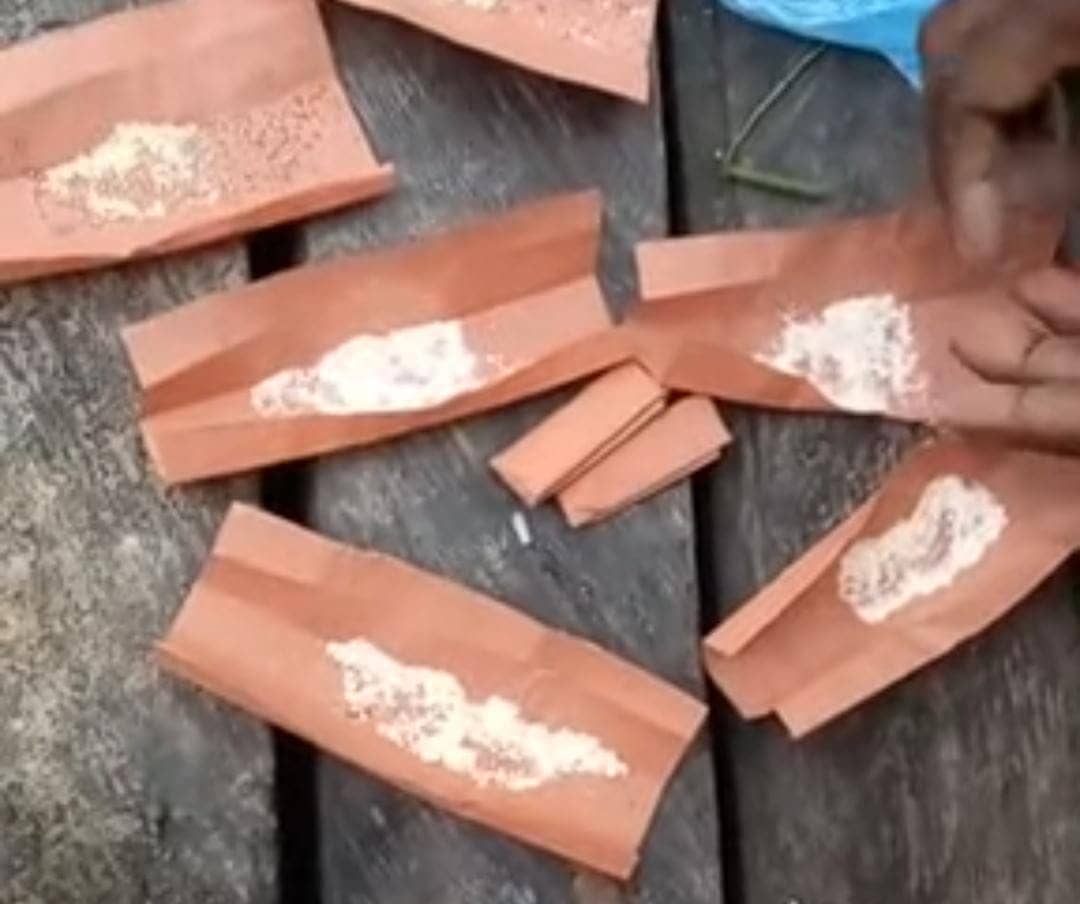 Butiran mirip pecahan kaca dalam bungkusan puyer