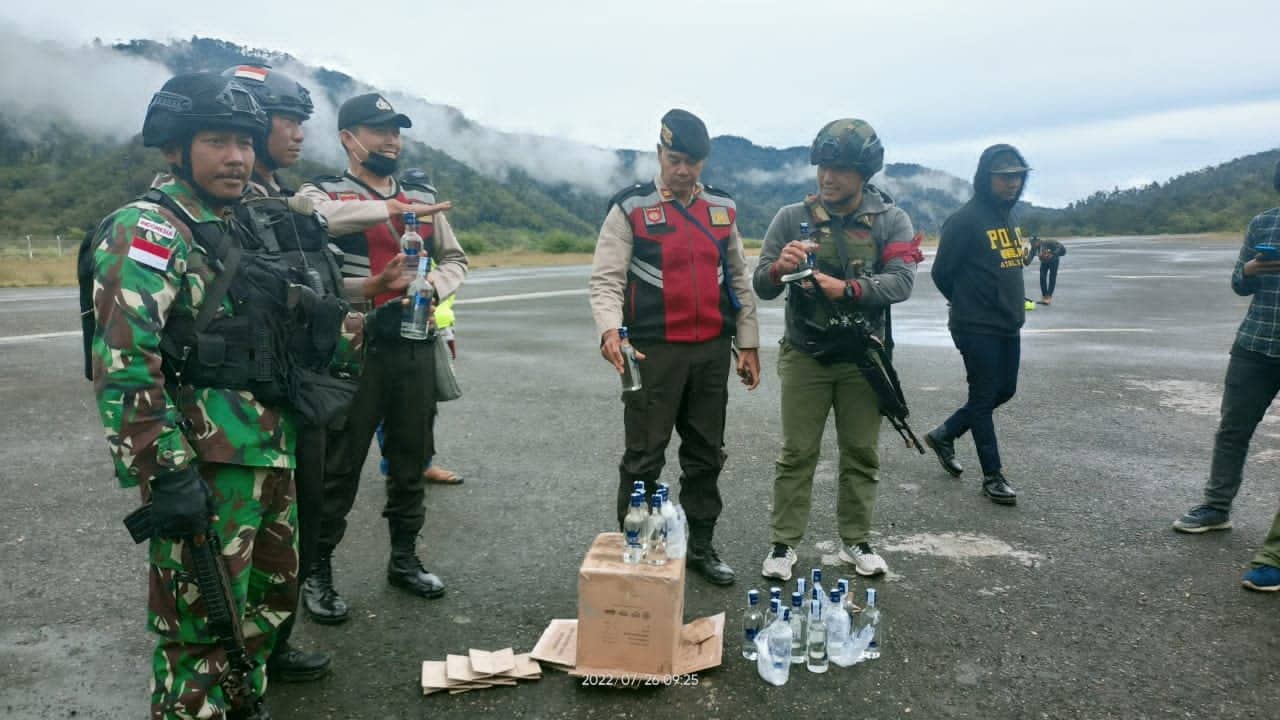Ilustrasi berita Papua: Penyelundupan Vodka Iceland dari Timika ke Sugapa Melalui Bandara Bilogai Digagalkan