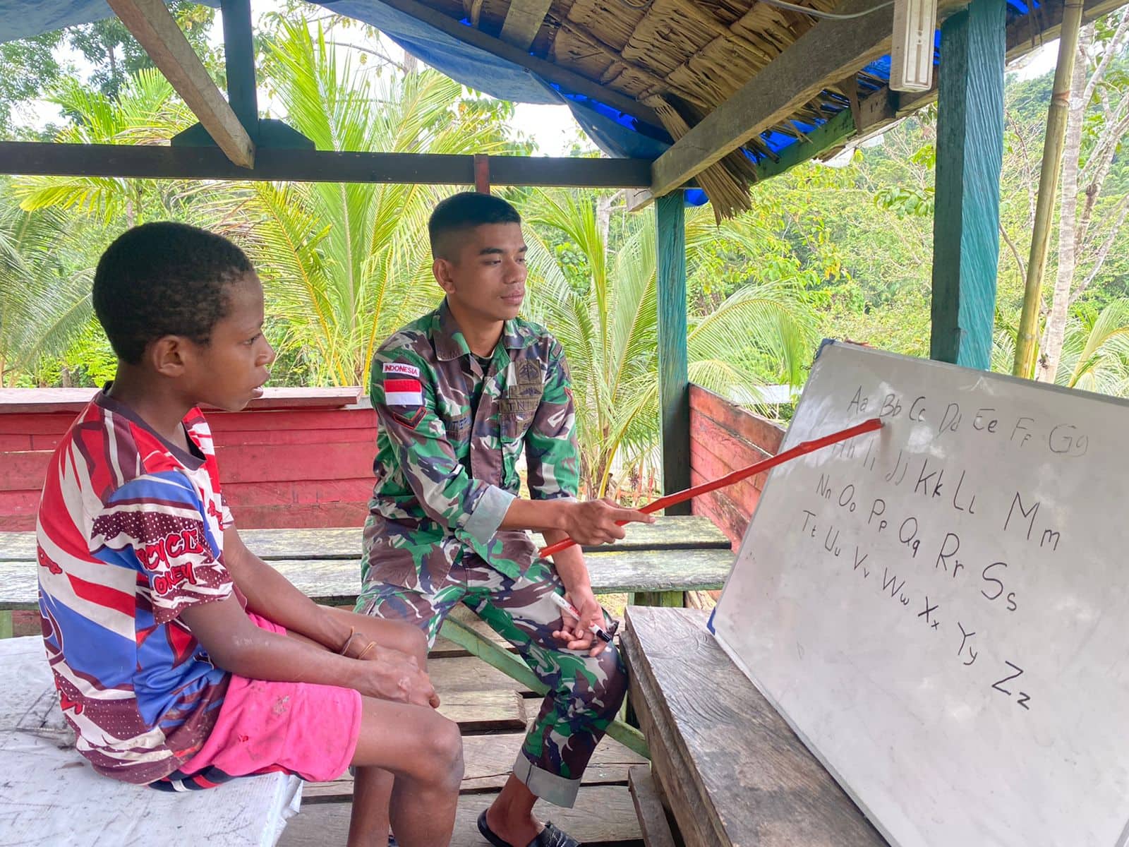 Ilustrasi berita Papua: Satgas Pamtas Bantu Atasi Permasalahan Pendidikan di Perbatasan RI-PNG, Ajarkan Anak-anak Membaca dan Menulis