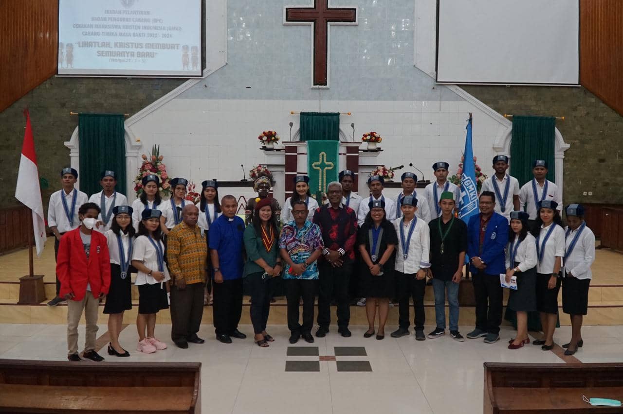 Pengurus GMKI Cabang Timika yang baru dilantik foto bersama wakil bupati Mimika, Johannes Rettob