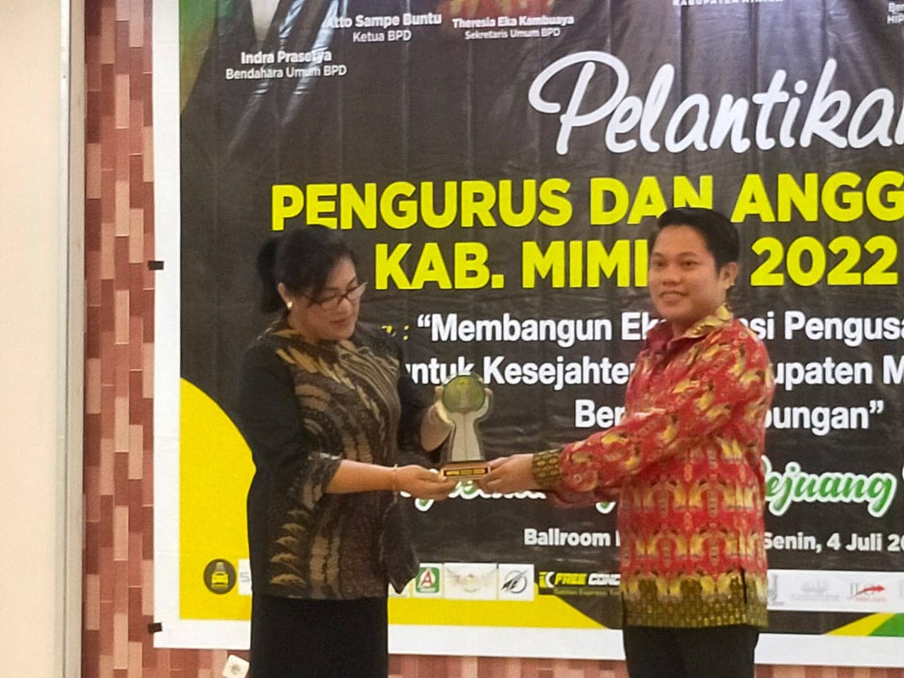 Foto: Mas Ketua BPD HIPMI Papua, Atto Sampe Buntu saat menyerahkan cinderamata kepada Asisten III Kabupaten Mimika, Hendriete Tandiono.