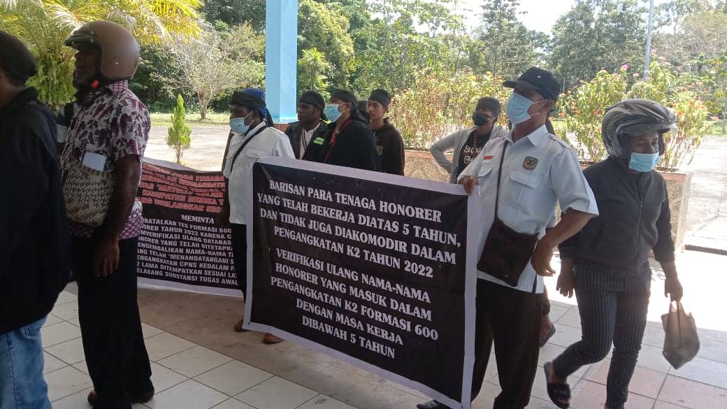 Ilustrasi berita Mimika: Honorer Gelar Aksi Demo di BKD Mimika, Diduga Demi Lulus Tes, Banyak SK Amor Dimanipulasi untuk Suku Tertentu