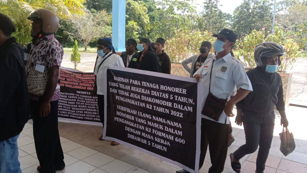 Para honorer menggelar aksi di Kantor BKD Mimika, SP 5