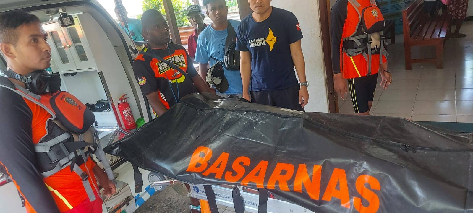 Foto: Istimewa Tim SAR Gabungan saat mengevakuasi jenazah Dicky Armof.