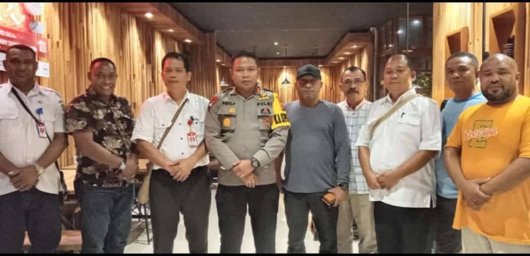 Foto: Istimewa Kapolres Mimika dan Kaban Kesbangpol Mimika berpose bersama usai pertemuan.