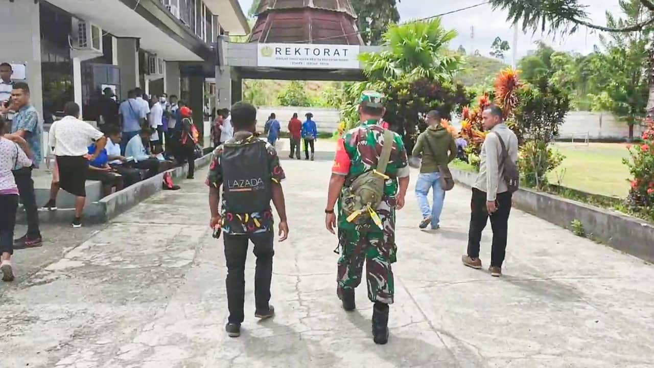 Ilustrasi berita Papua: Zakheus Mahasiswa Asli Papua Penjual Cilok, Akhirnya Masuk Kuliah di STAKPN Sentani