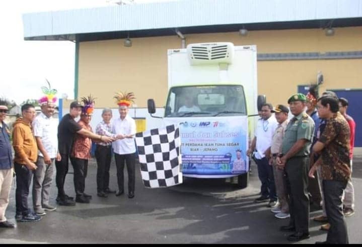 Foto: Istimewa Plt. Sekretaris Daerah Kabupaten Biak Numfor, Zakarias R. Mailo, S.T.,MM saat melepas ekspor perdana ikan tuna.