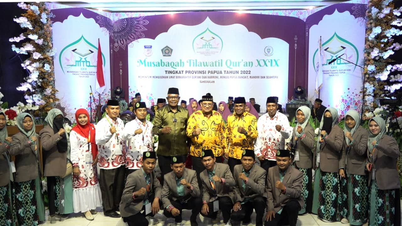 Wakil Bupati Mimika, Johannes Rettob foto bersama para peserta MTQ.