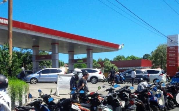 Foto:Dok. Nampak antrian kendaraan yang terjadi disalahsatu SPBU di wilayah operasi PT. Pertamina Patra Niaga Regional Papua Maluku.
