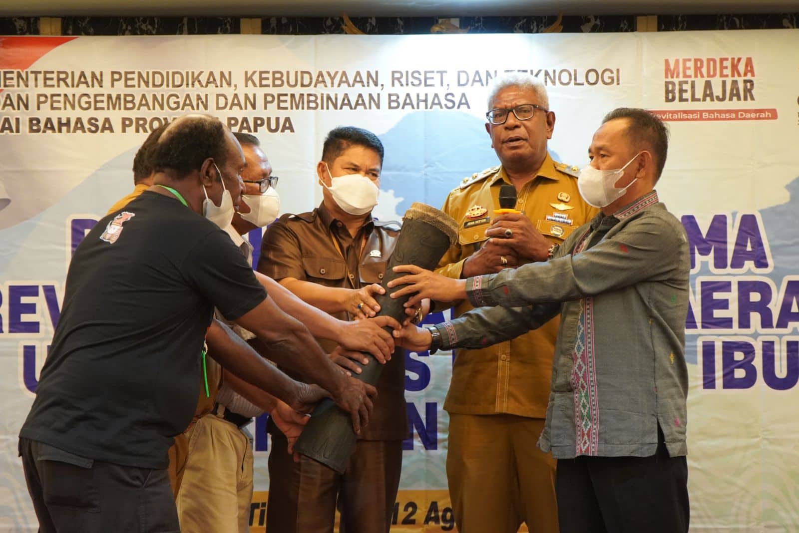 Ilustrasi berita Mimika: Banyak Generasi Muda Mimika Tidak Paham Bahasa Daerah, Wabup JR Minta Para Guru Bantu Lestarikan