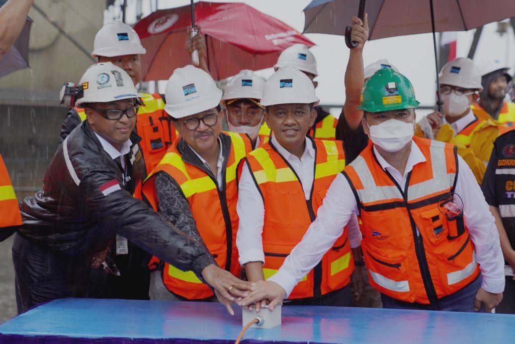 Menteri Investasi Bahlil Lahadia didampingi Presdir PTFI Tony Wenas saat menekan tombol pelepasan kapal Ajikwa pengangkut konsentrat.