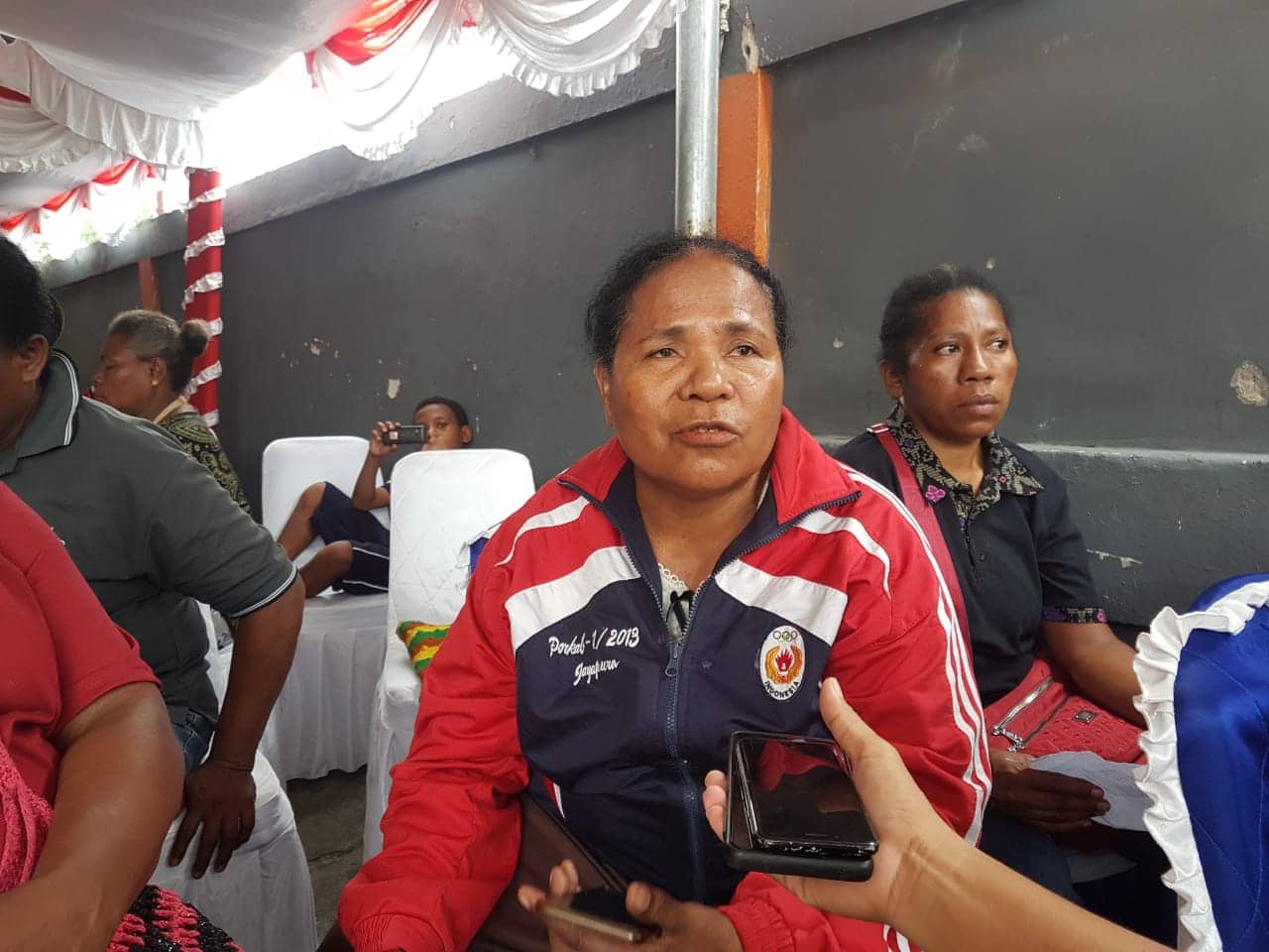 Ilustrasi berita Papua: Dapat Bantuan BLT BBM, Mama Lis Wally Minta Jokowi Jangan Turun Dari Presiden