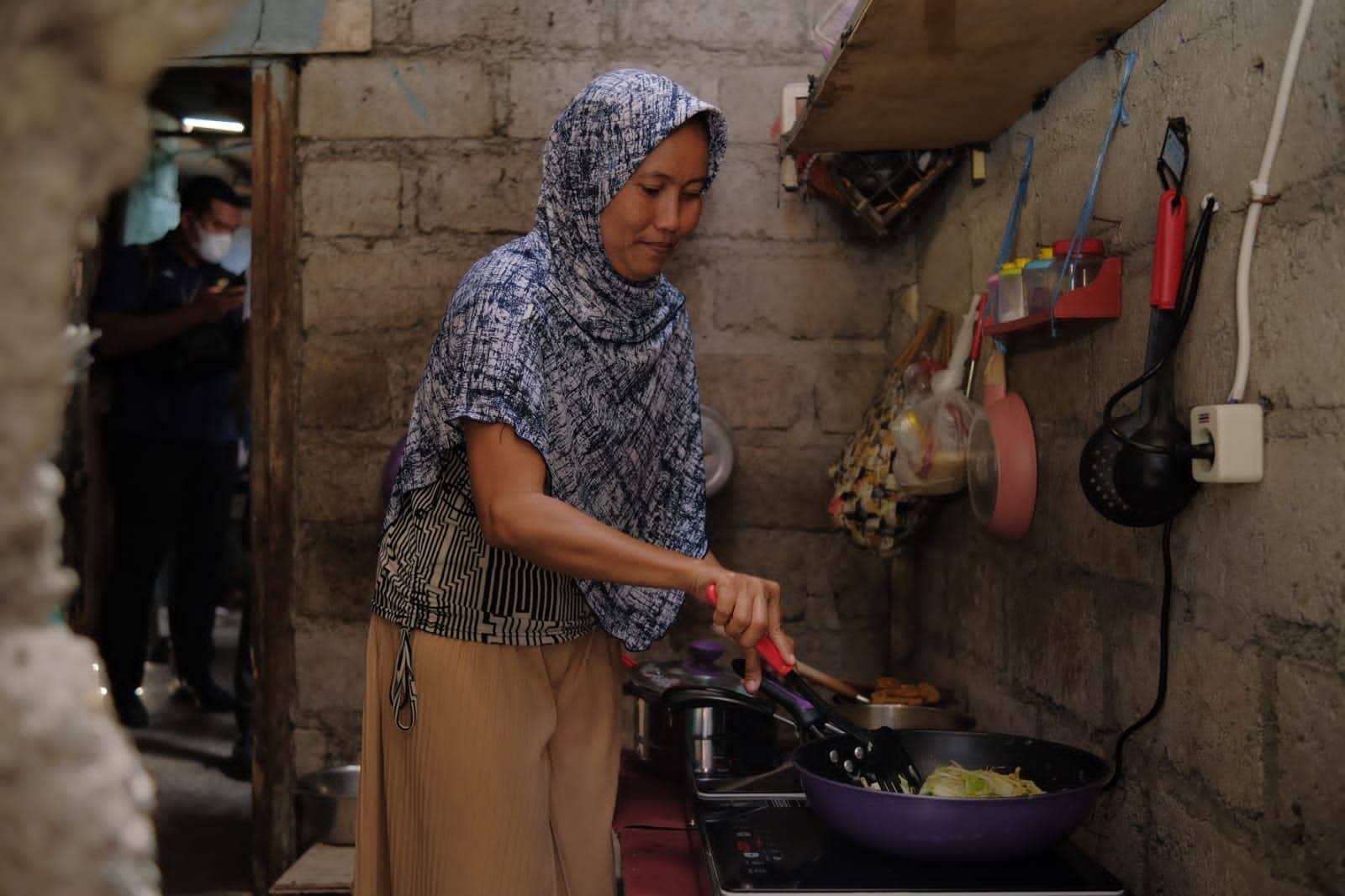 Foto: Istimewa Salahsatu keluarga penerima manfaat saat mengujicoba kompor listrik bantuan PT. PLN (Persero).