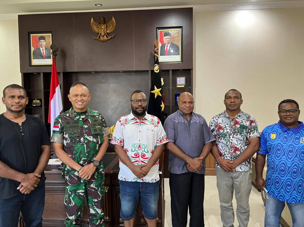 Caption, keluarga besar Ondi bersama Kapolda Papua dan Danrem 172/PWY usai bertemu di Polda Papua