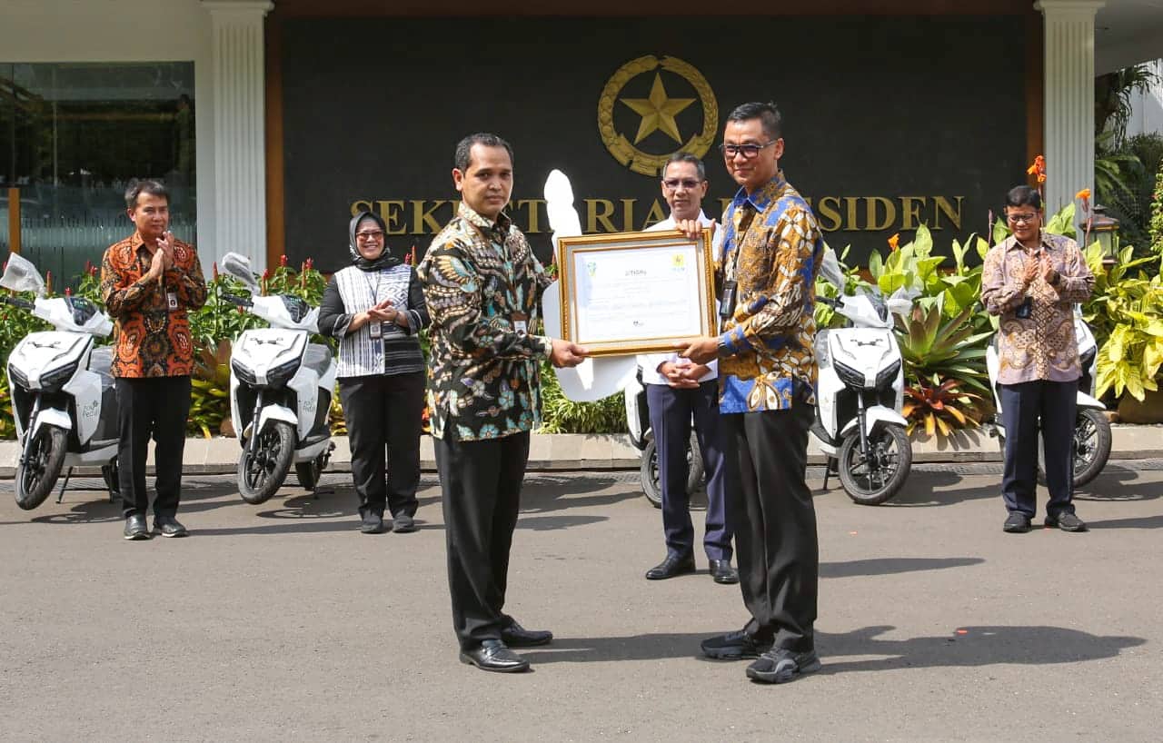 Ilustrasi berita Nasional: Dukung Transisi Energi Bersih, PLN Serahkan Sertifikat Energi Terbarukan untuk 5 Istana Kepresidenan