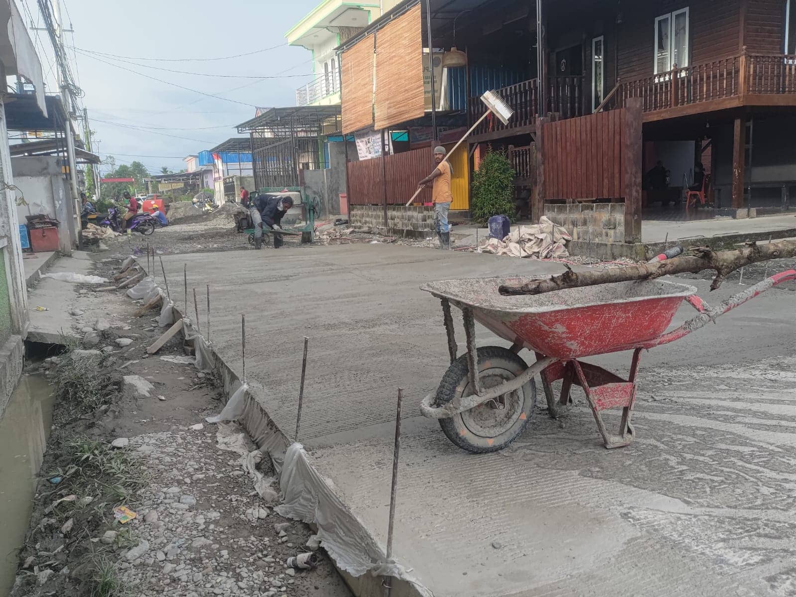 Jalan di Perumahan Bintang Timur Yang Sedang Dikerjakan Oleh Kontraktor