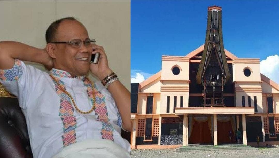 Ketua IKT Mimika Yusuf Rombe (kiri) gedung Tongkonan (kanan).