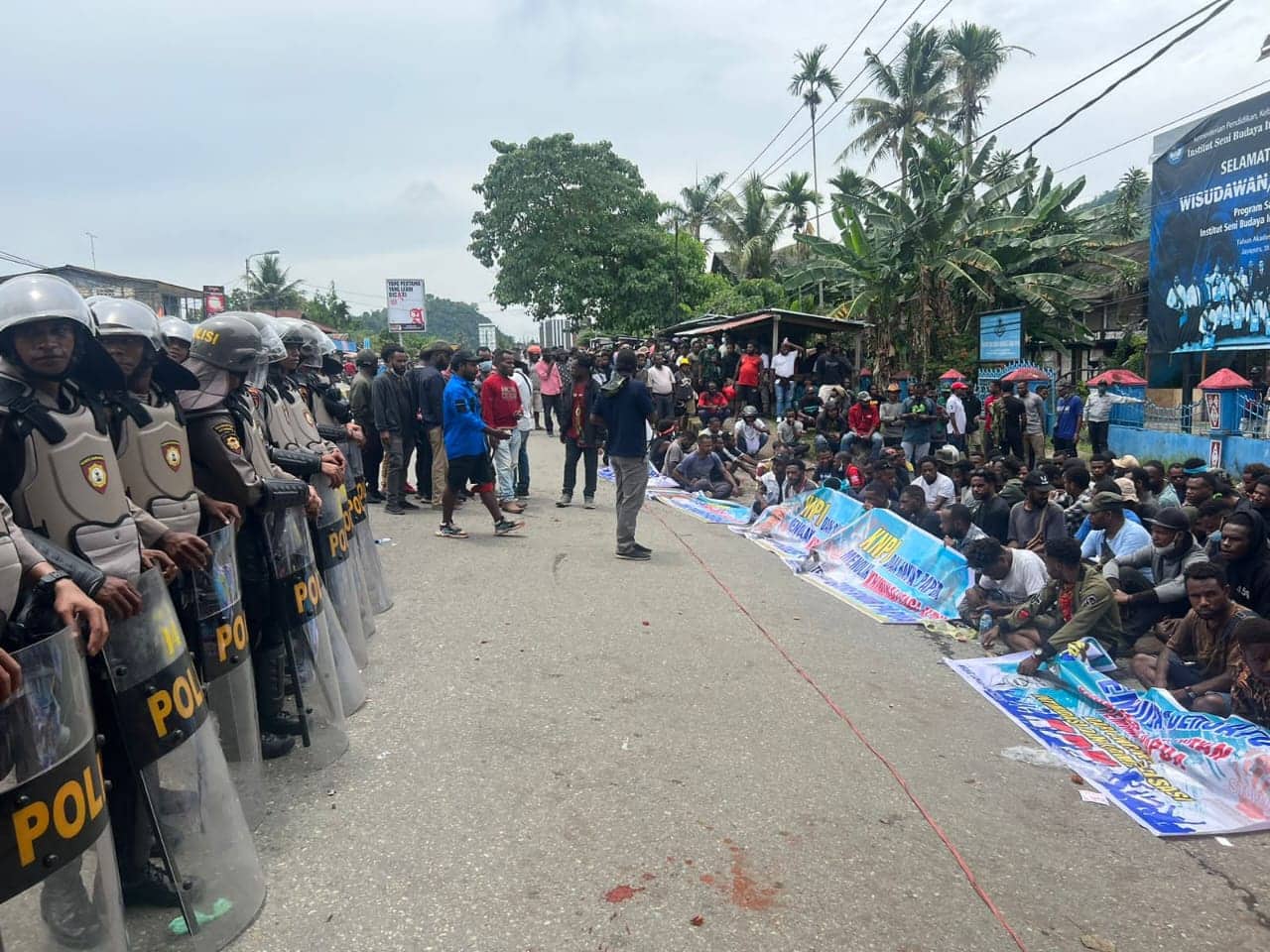 Ilustrasi berita Papua: Polisi Kawal Ribuan Massa Demo Damai Save LE di Jayapura, Situasi Aman Kondusif