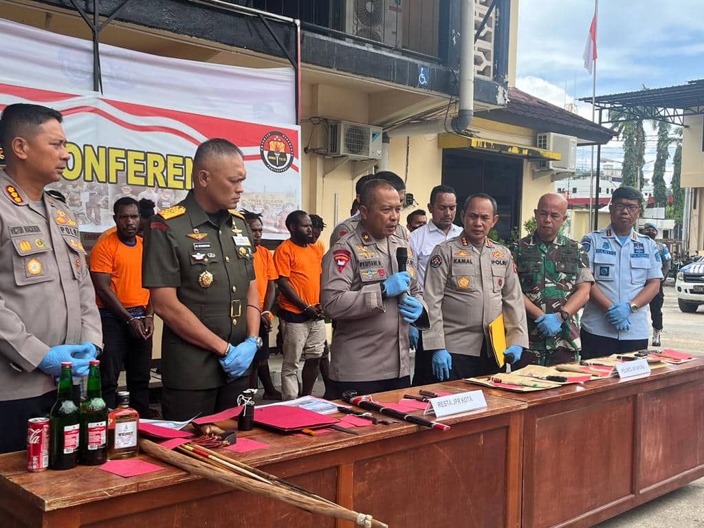 Ilustrasi berita Papua: 14 Simpatisan Pendukung Gubernur Enembe Diamankan, Puluhan Sajam dan Alat Perang Disita