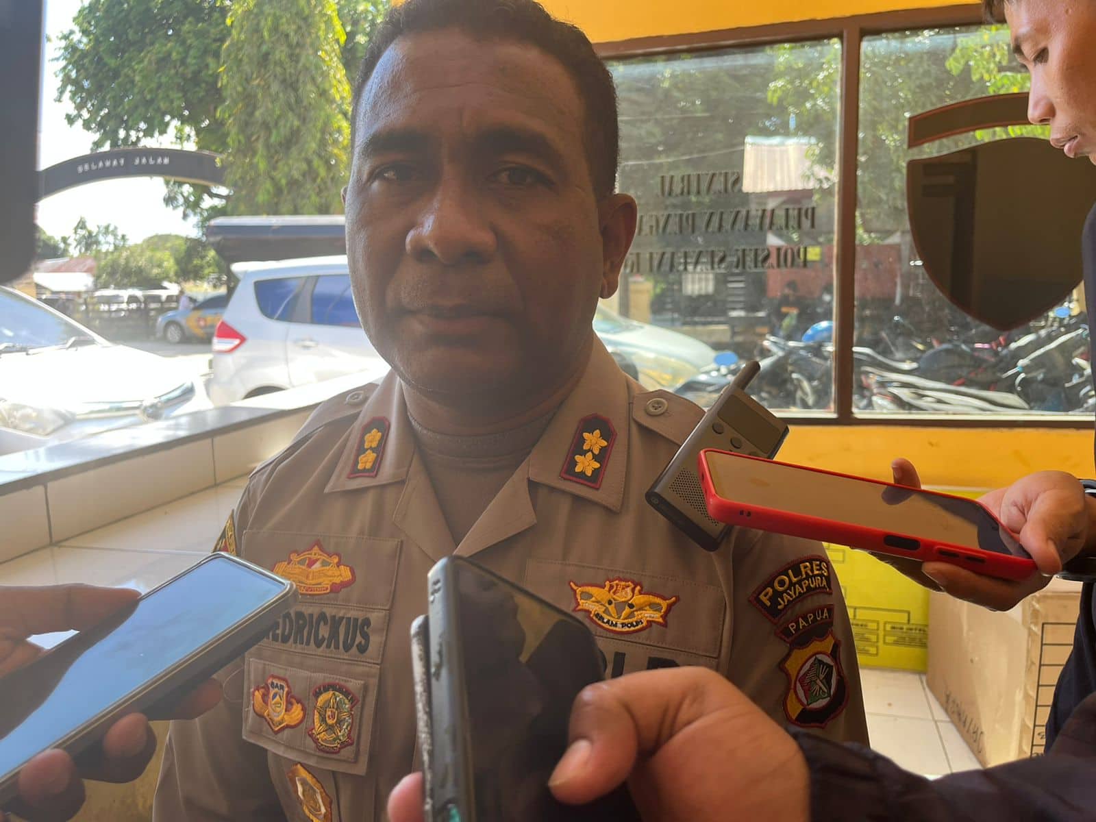 Ilustrasi berita Papua: Polisi Terapkan Pasal UU Darurat untuk Tujuh Pendemo Pembawa Senjata Tajam saat Aksi Save Gubernur Enembe