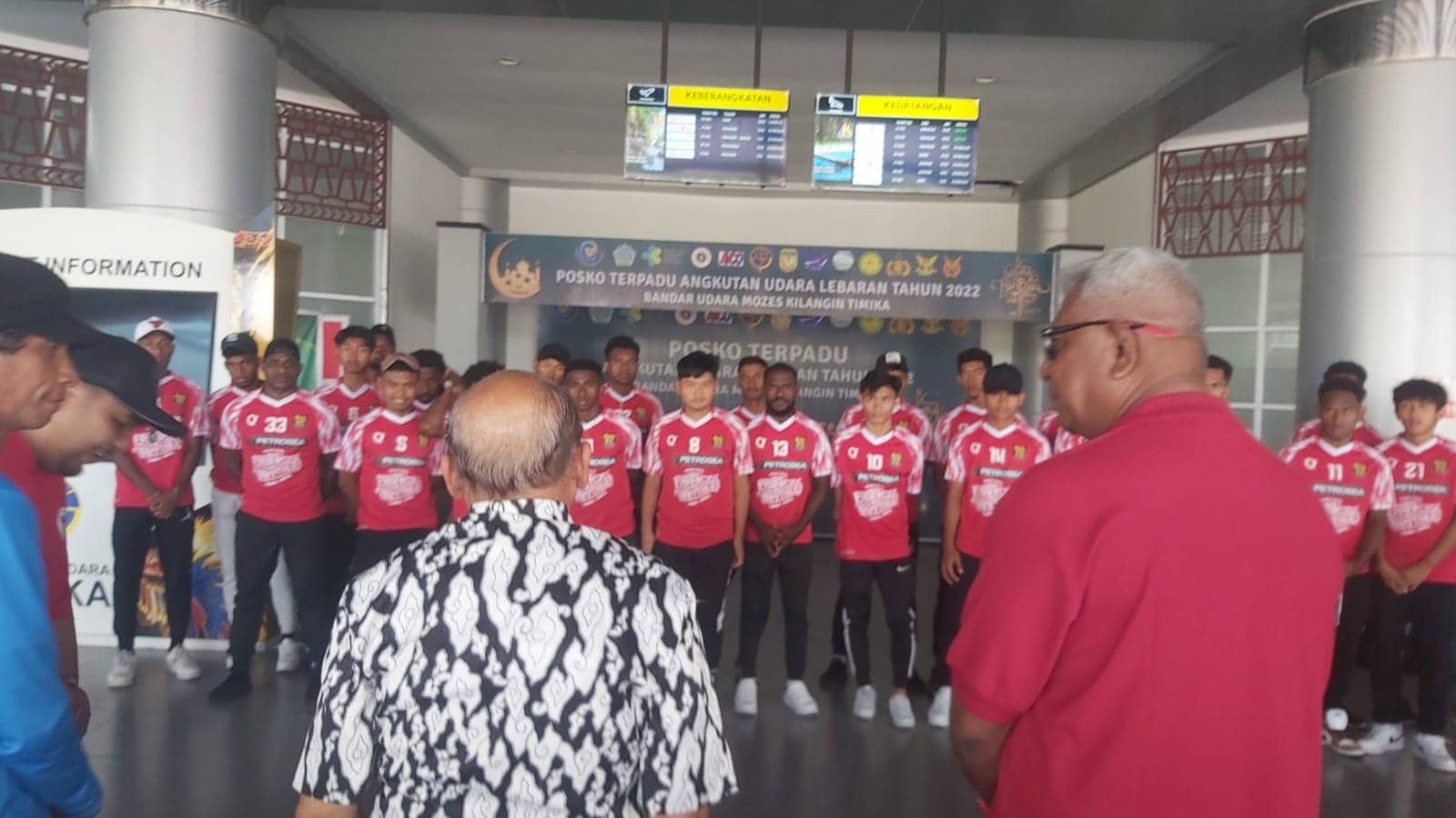 Ilustrasi berita Mimika: Pemain Didominasi Anak Papua, Wabup John Rettob Berharap Tim WBFC Jaga Nama Baik Mimika di Liga 3 Zona Papua