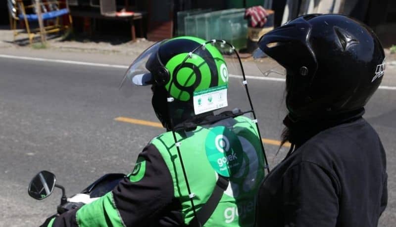 river ojek online dan penumpang yang menggunakan jasa transportasi ojek daring (online)